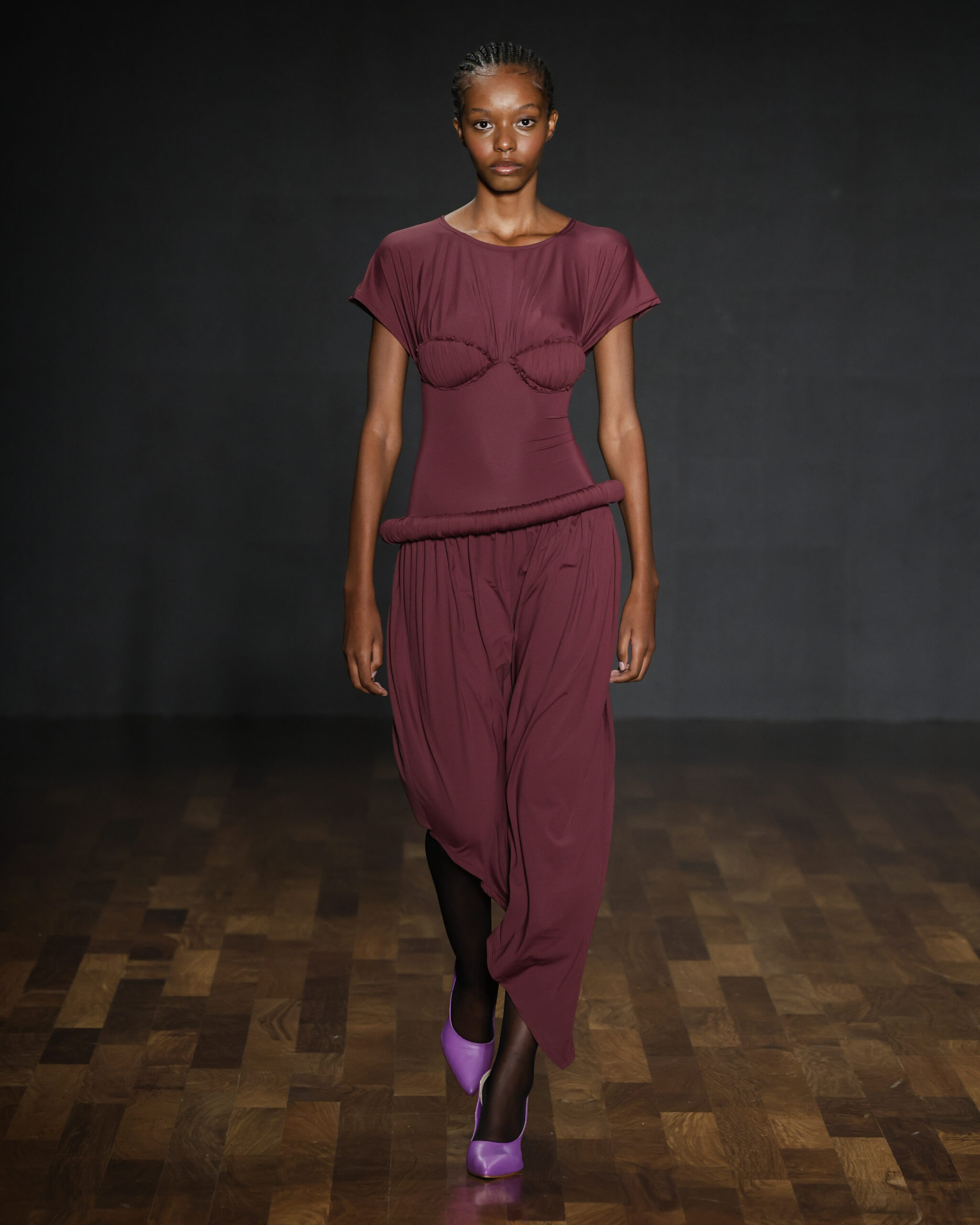 A Poderosa Model Weider Silveiro lacra com silhuetas poderosas na SPFW N59
