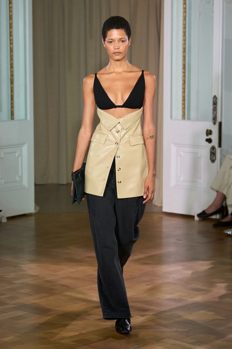Laiza de Moura no desfile da Nanushka SS26