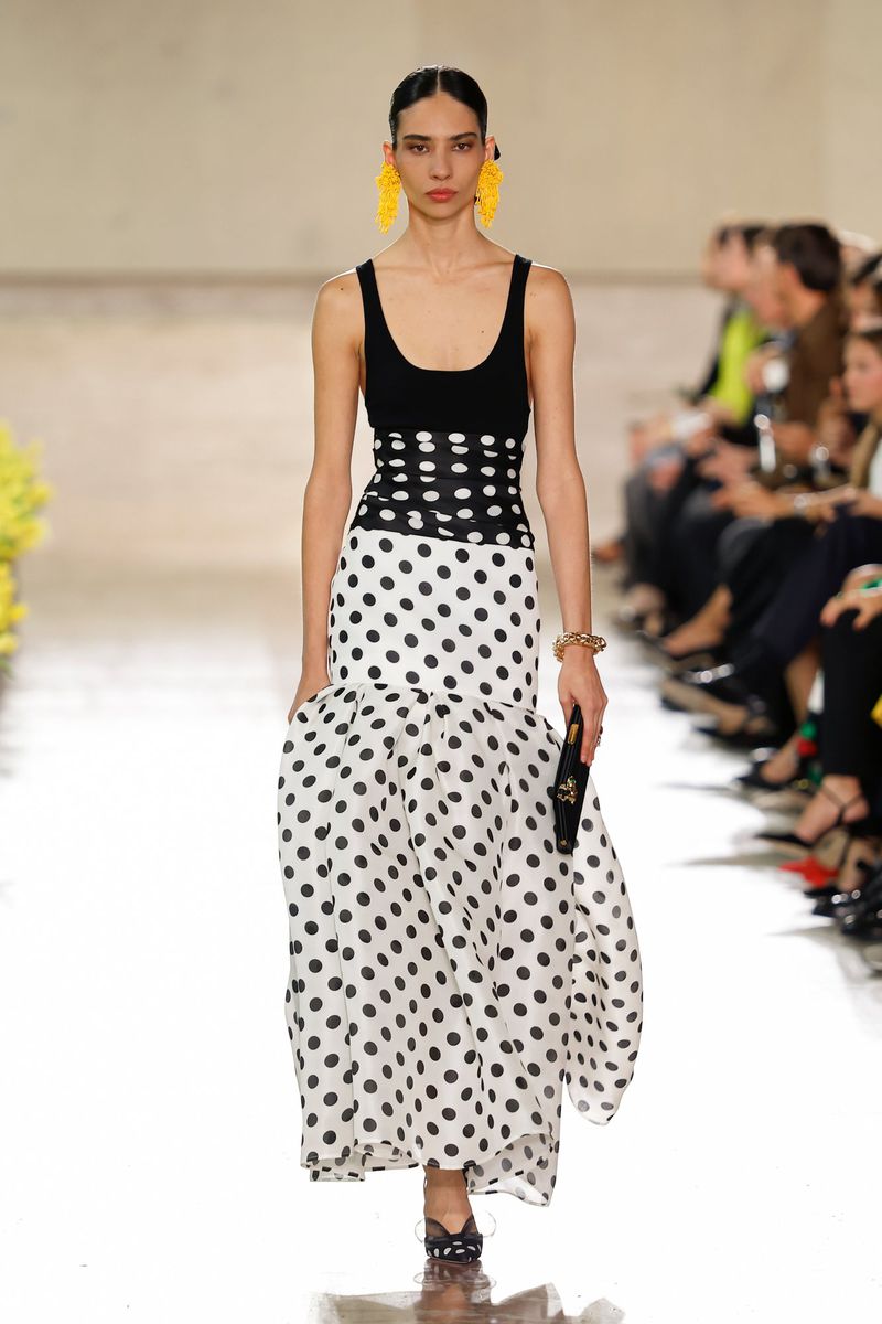 Laura Schulze abre Carolina Herrera SS27