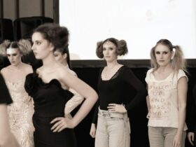 Modelos nos bastidores de um desfile de moda, imagem de apoio para o balanço das brasileiras em Milão SS27