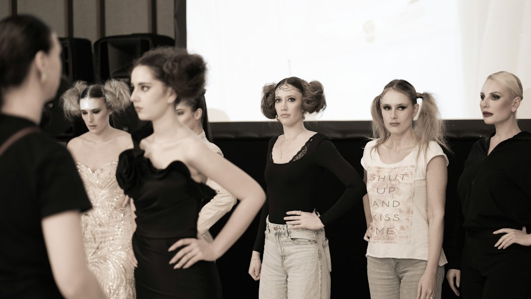 Modelos nos bastidores de um desfile de moda, imagem de apoio para o balanço das brasileiras em Milão SS27