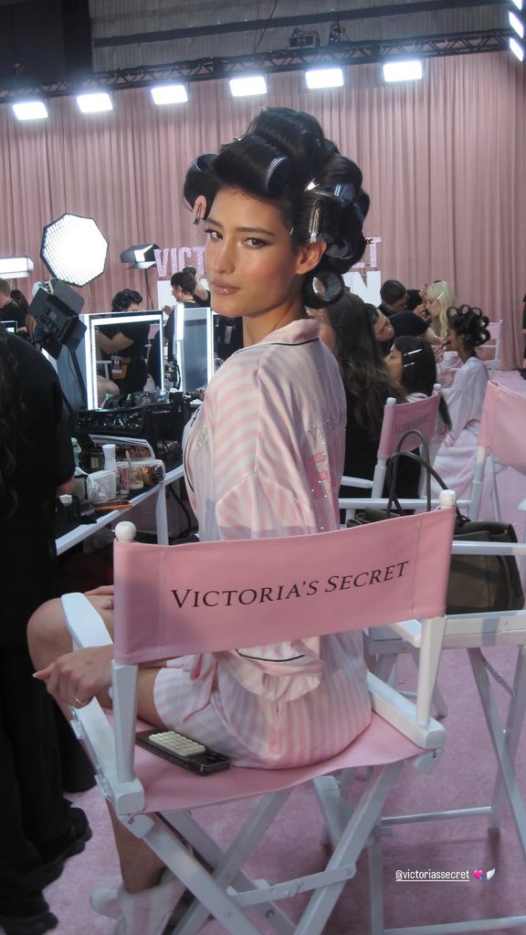 Luiza Perote se prepara no backstage da Victoria’s Secret Fashion Show 2026