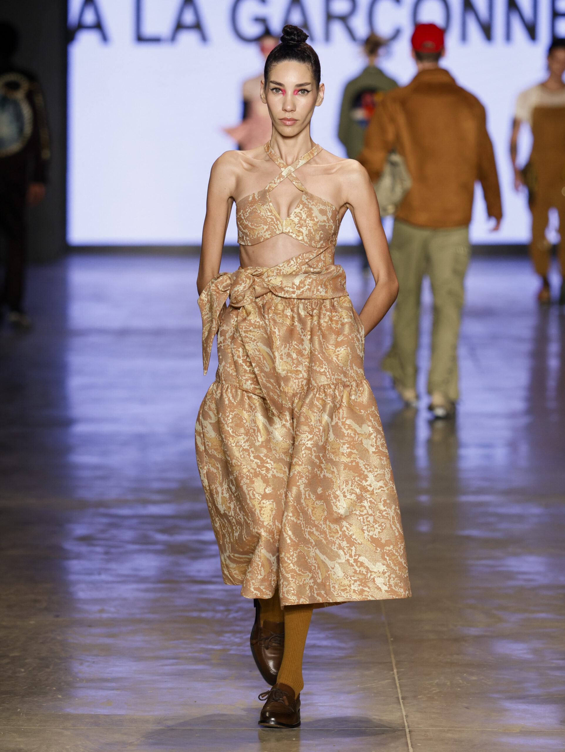 Modelo com vestido de jacquard dourado na À La Garçonne, SPFW N61