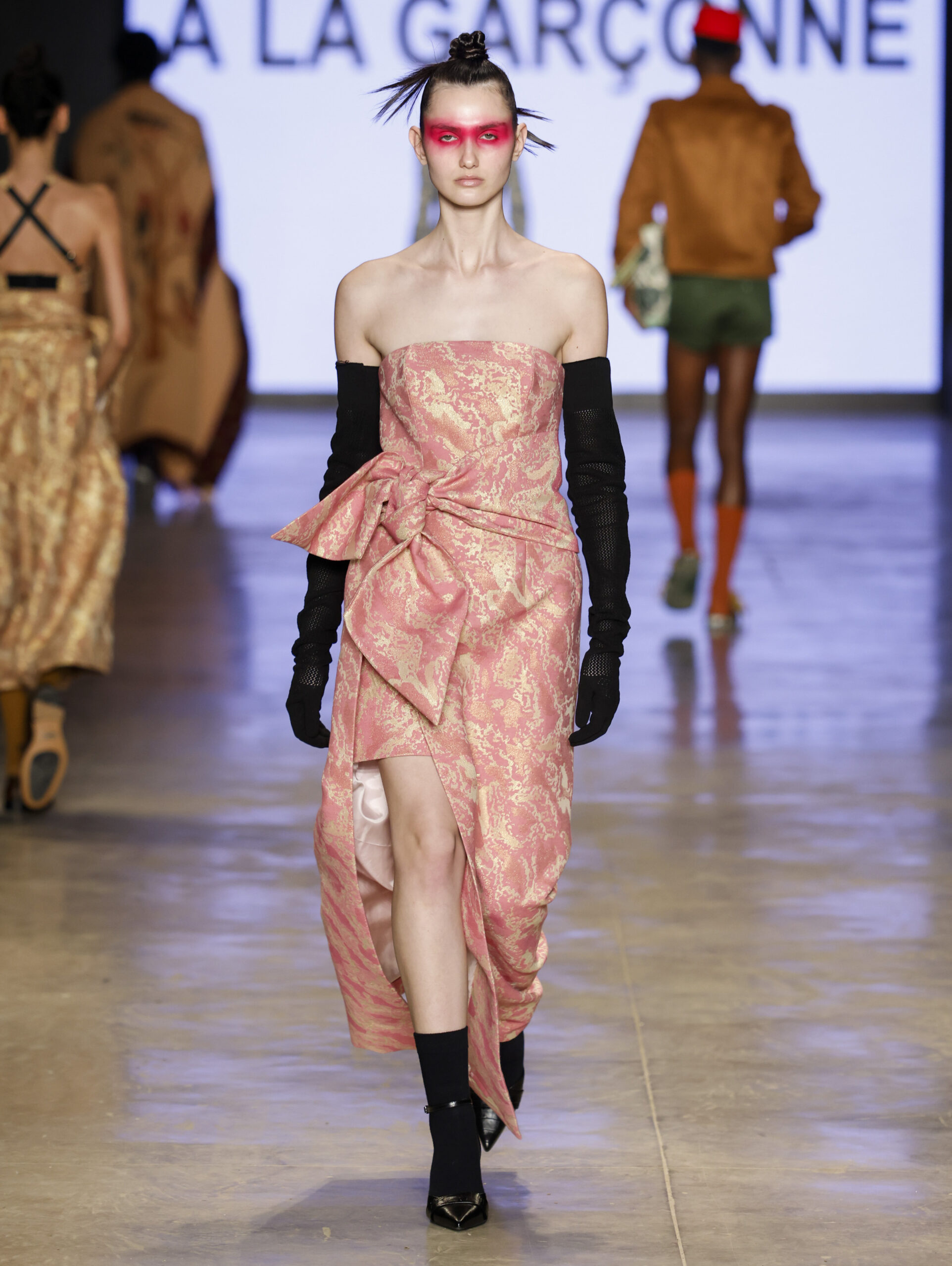 Modelo com vestido assimétrico rosa estampado na À La Garçonne, SPFW N61
