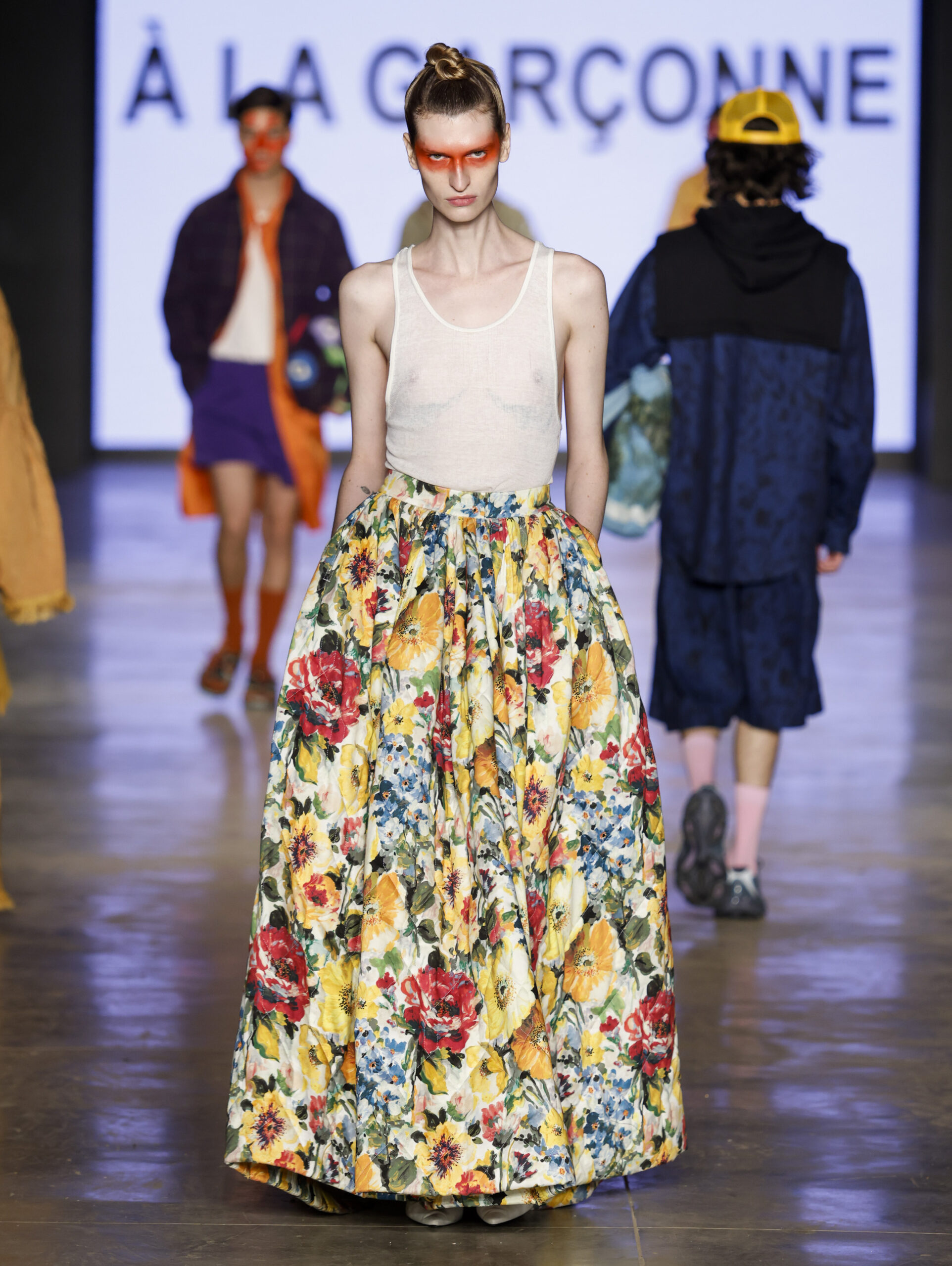 Modelo com saia longa floral multicolorida na passarela da À La Garçonne, SPFW N61