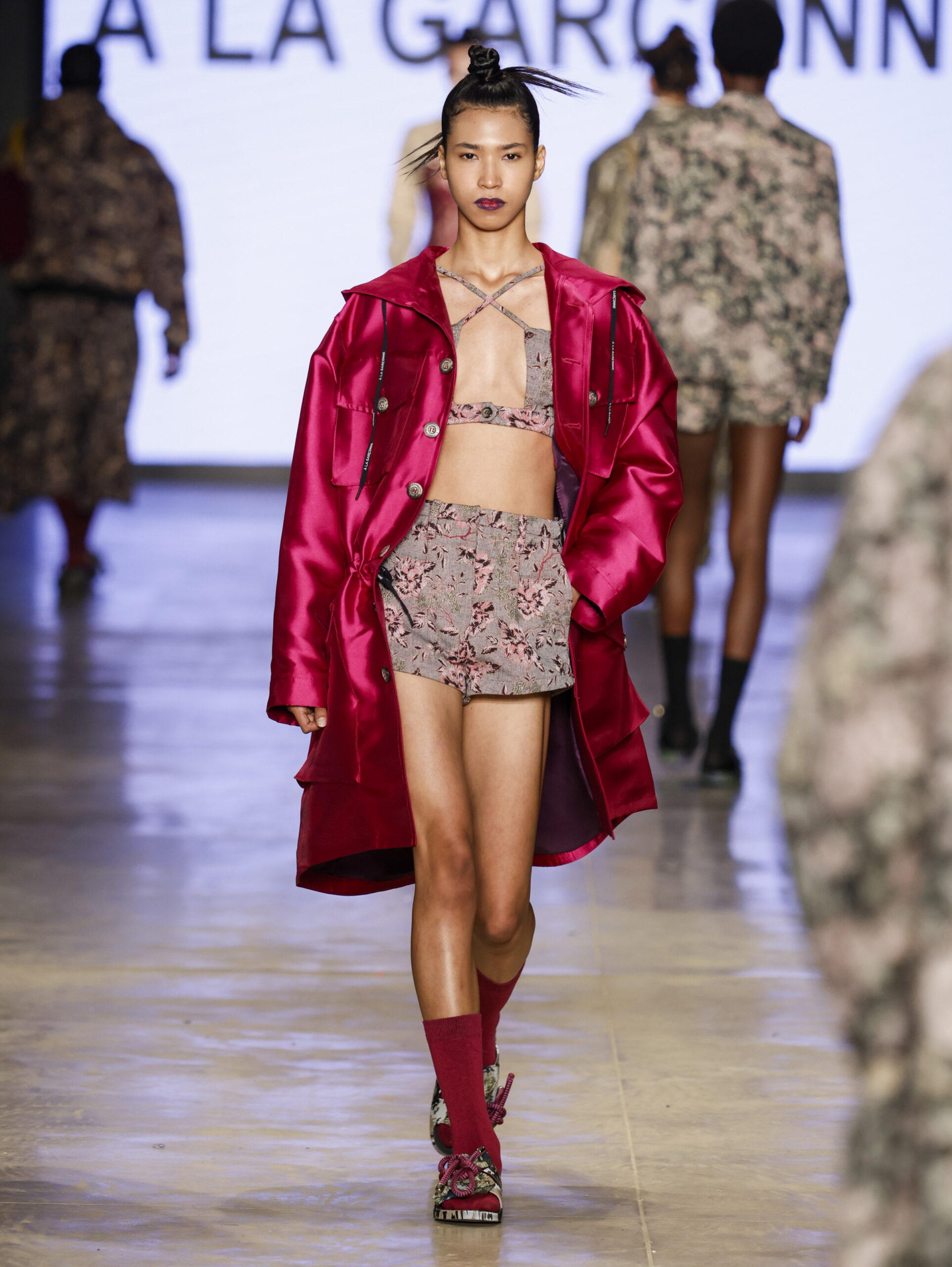 Modelo com casaco fúcsia e vestido curto estampado da À La Garçonne na SPFW N61
