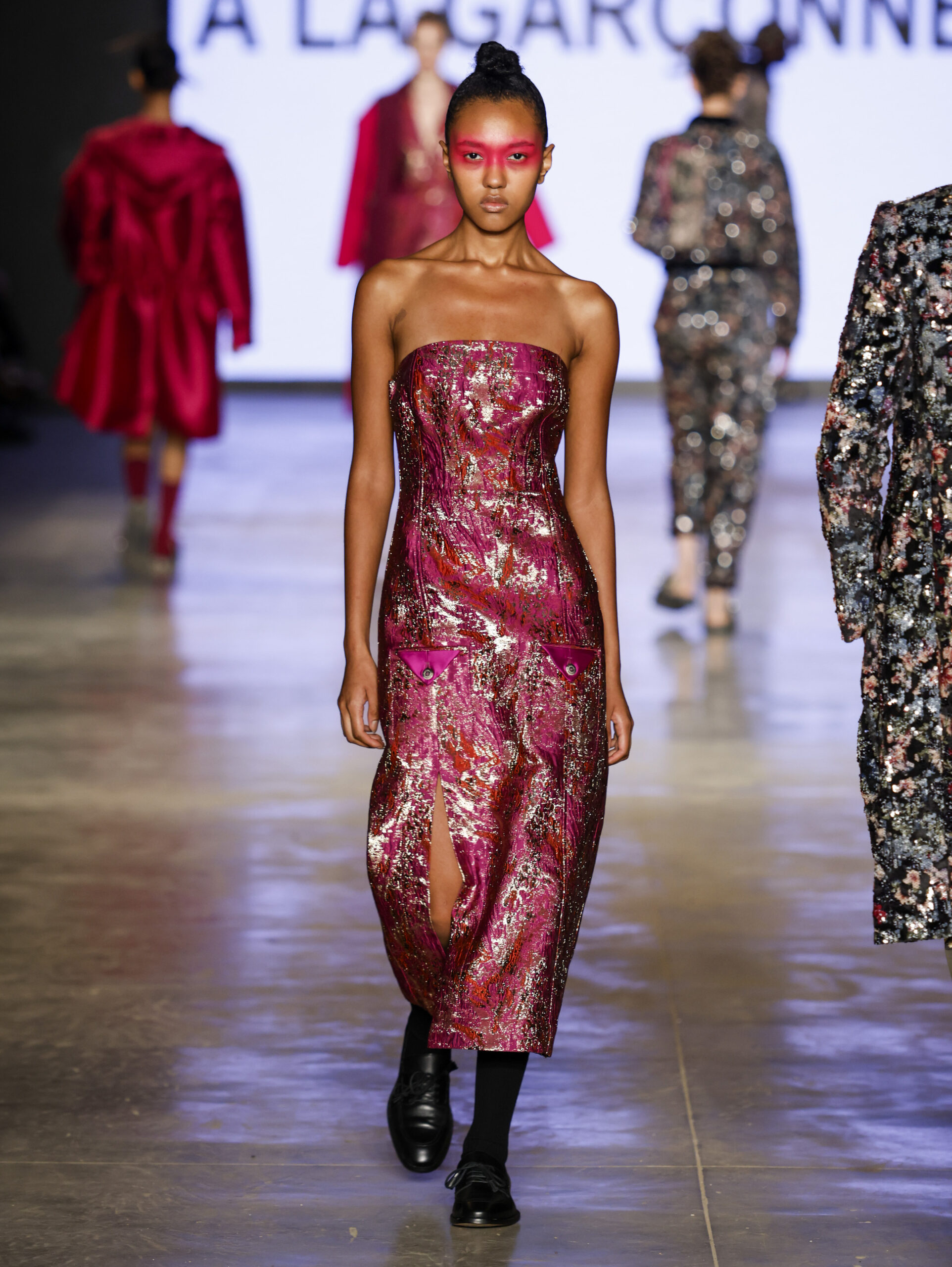 Modelo com vestido longo rosa e vermelho de brilho floral na À La Garçonne, SPFW N61