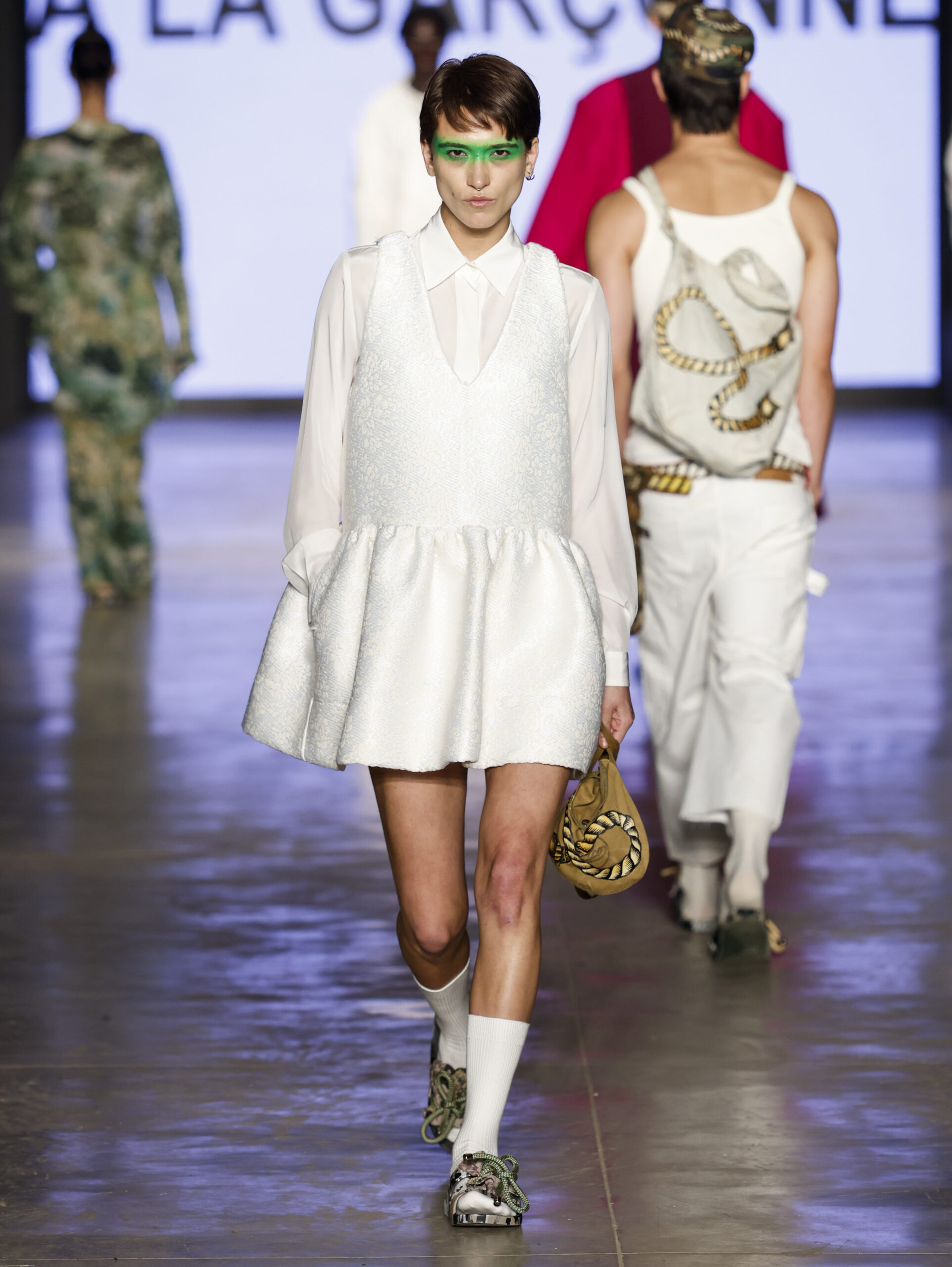 Modelo com vestido branco curto de mangas compridas na À La Garçonne, SPFW N61