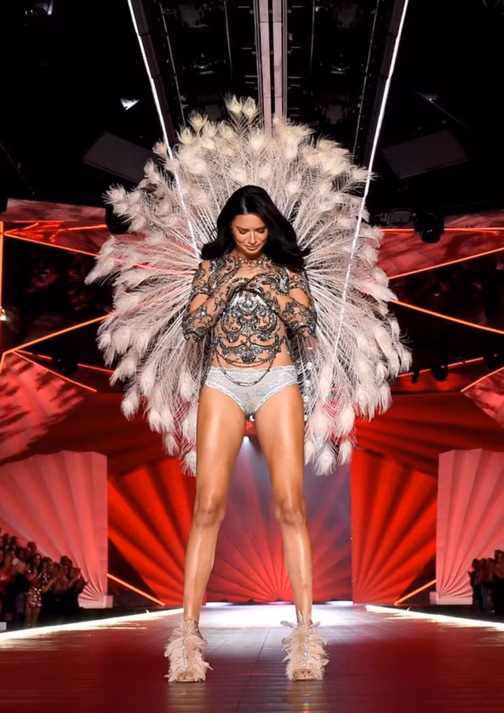 Adriana Lima durante sua despedida do Victoria’s Secret Fashion Show em 2018