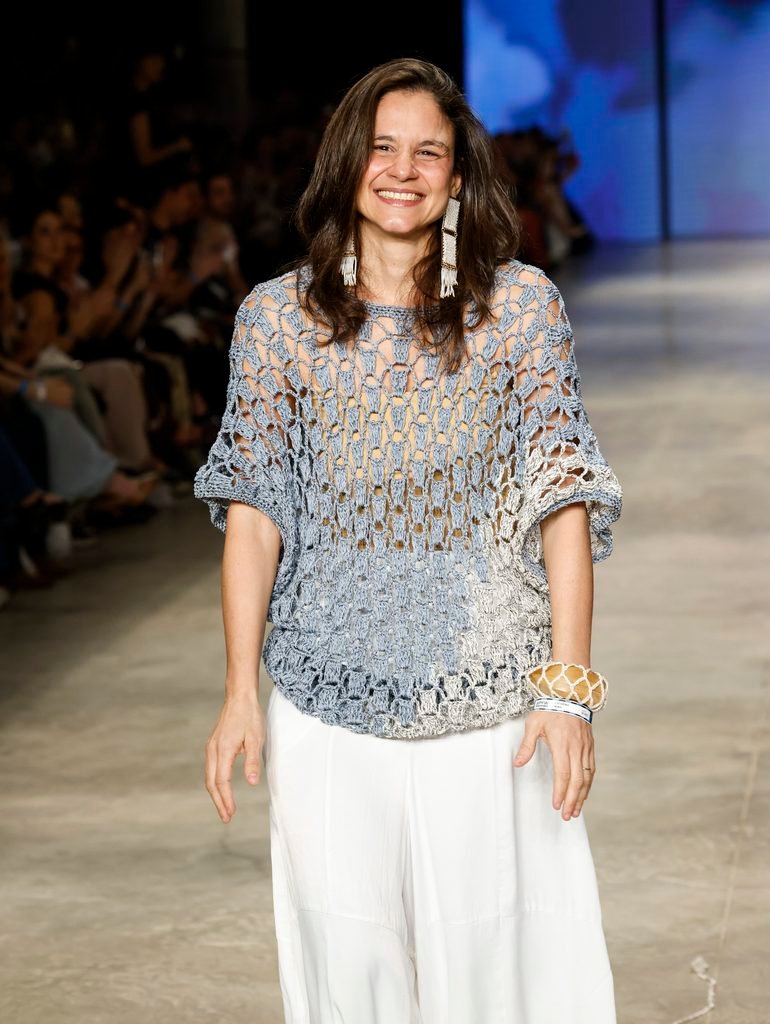 Modelo apresenta criação artesanal da coleção Bonito pra Chover, da Catarina Mina, durante a SPFW N61.