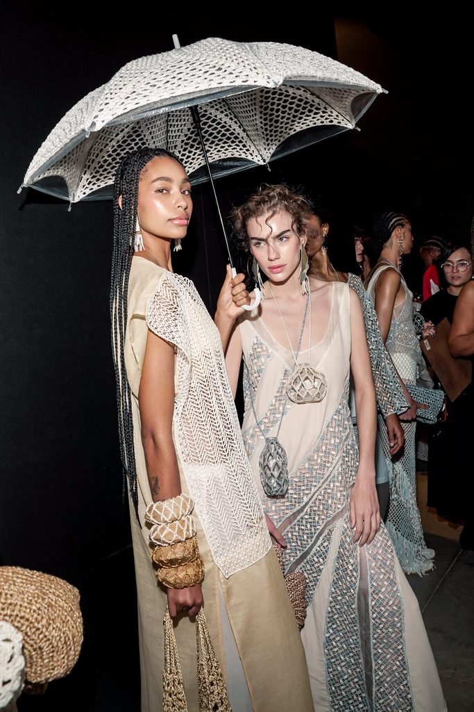 Fotografia dos bastidores da coleção Bonito pra Chover, de Catarina Mina, na SPFW N61.