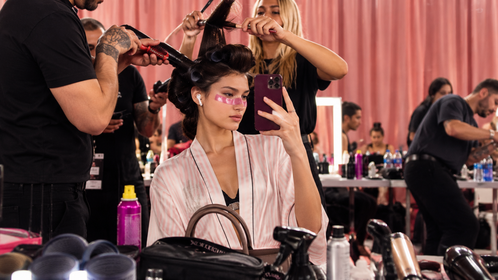 Ilustração editorial digital inspirada na preparação de Luiza Perote para a Victoria’s Secret, não uma fotografia documental