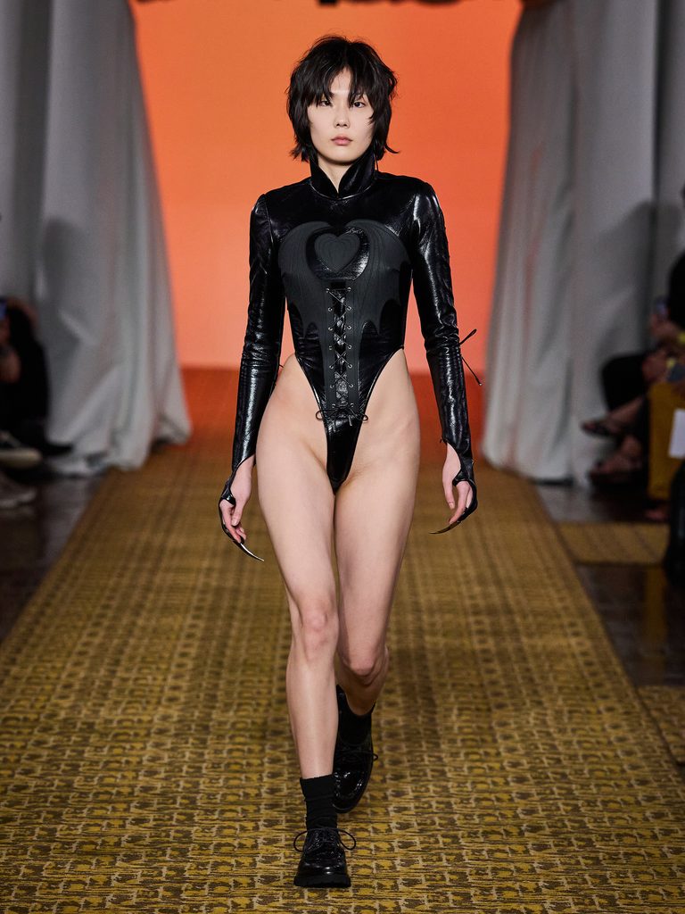 Jae Chang com corset preto de couro na abertura do desfile de Alexandre Herchcovitch na SPFW N61