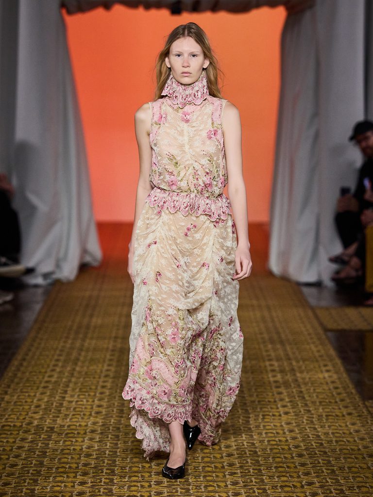 Ana Anjos com vestido de renda e flores na SPFW N61
