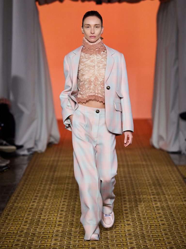 Isabel Hickmann com alfaiataria xadrez em tons pastel no desfile de Alexandre Herchcovitch na SPFW N61