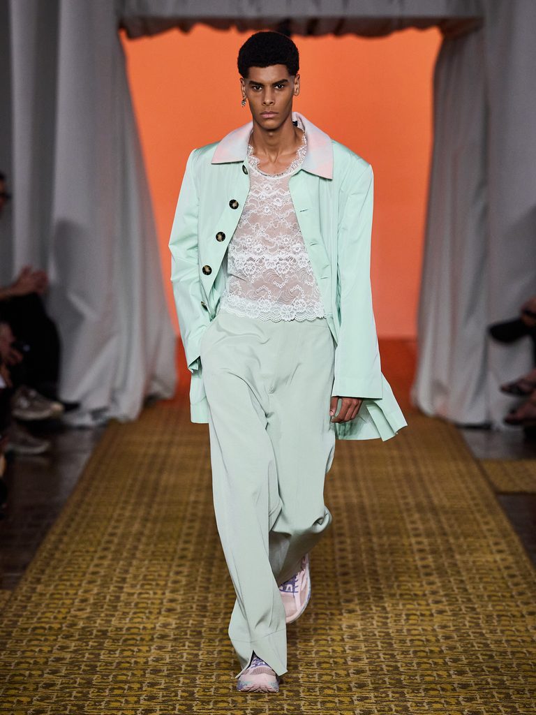 Luiz Pereira com alfaiataria verde-clara no desfile de Alexandre Herchcovitch na SPFW N61