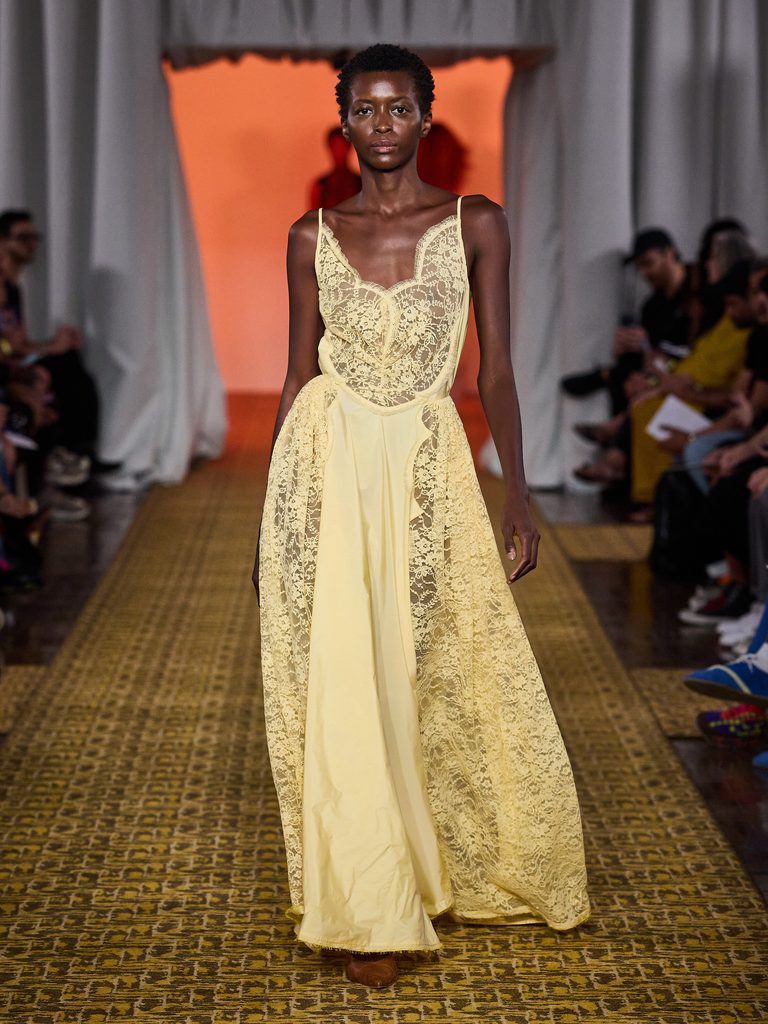 Amira Pinheiro na passarela de Herchcovitch;Alexandre durante a SPFW N61