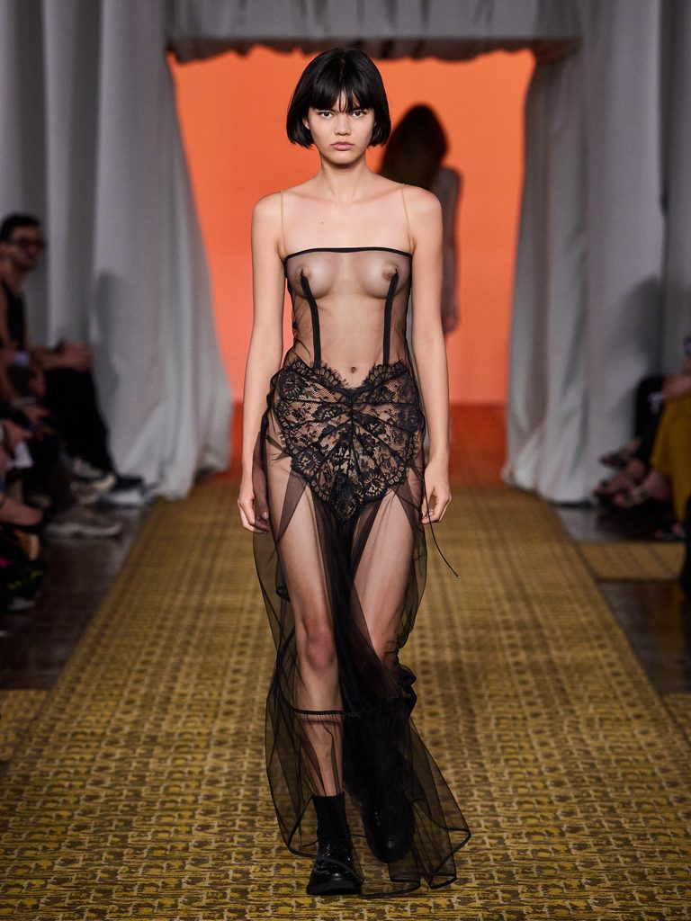 Sofia Hiromoto com vestido preto de tule e renda no encerramento do desfile de Alexandre Herchcovitch na SPFW N61